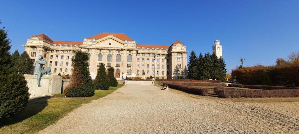 Mox Downtown Apartman Debrecen Exteriör bild
